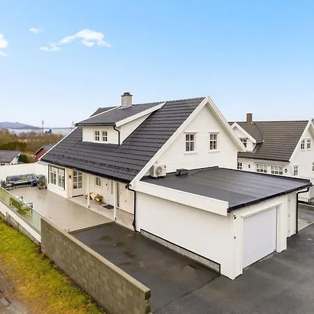 House With 5 Bedrooms, 2 Bathrooms, Available For Onss *