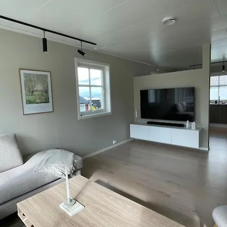 וילה House With 5 Bedrooms, 2 Bathrooms, Available For Onss *