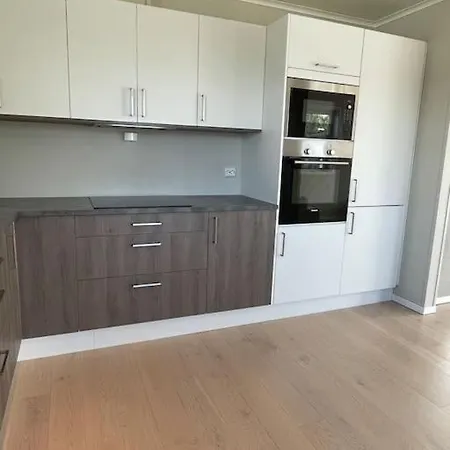 House With 5 Bedrooms, 2 Bathrooms, Available For Onss וילה