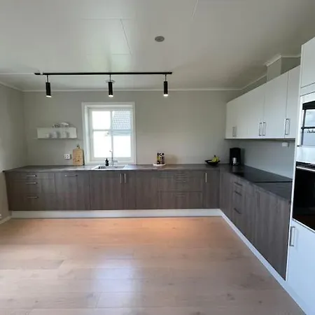 House With 5 Bedrooms, 2 Bathrooms, Available For Onss סטוונגר