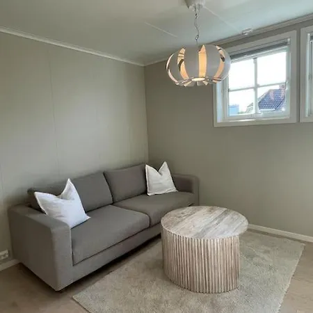 House With 5 Bedrooms, 2 Bathrooms, Available For Onss סטוונגר